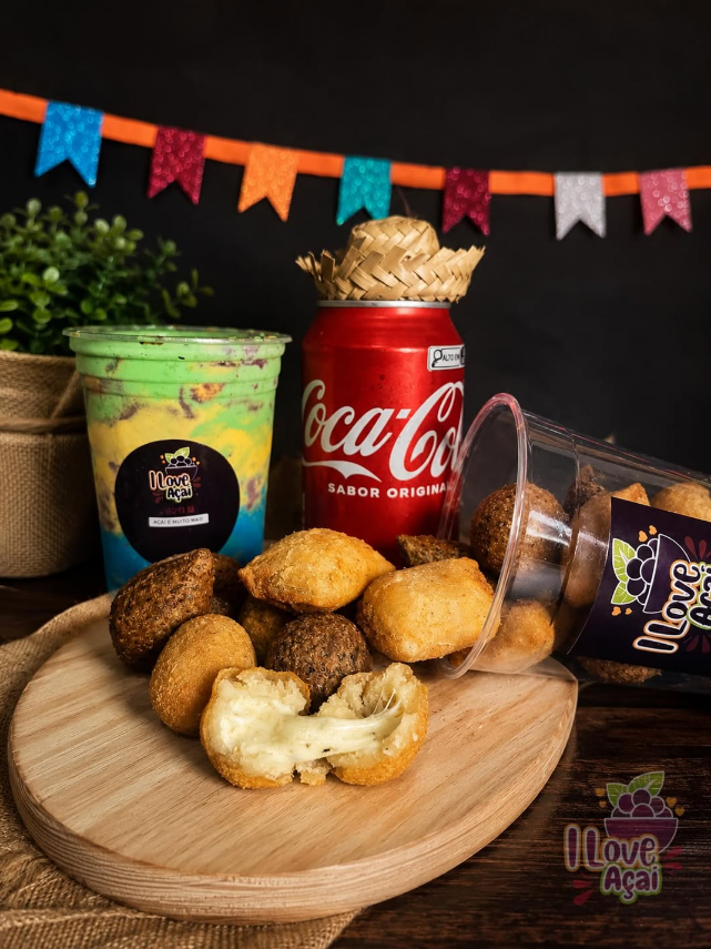 Mesa de salgados montada pela I Love Açaí