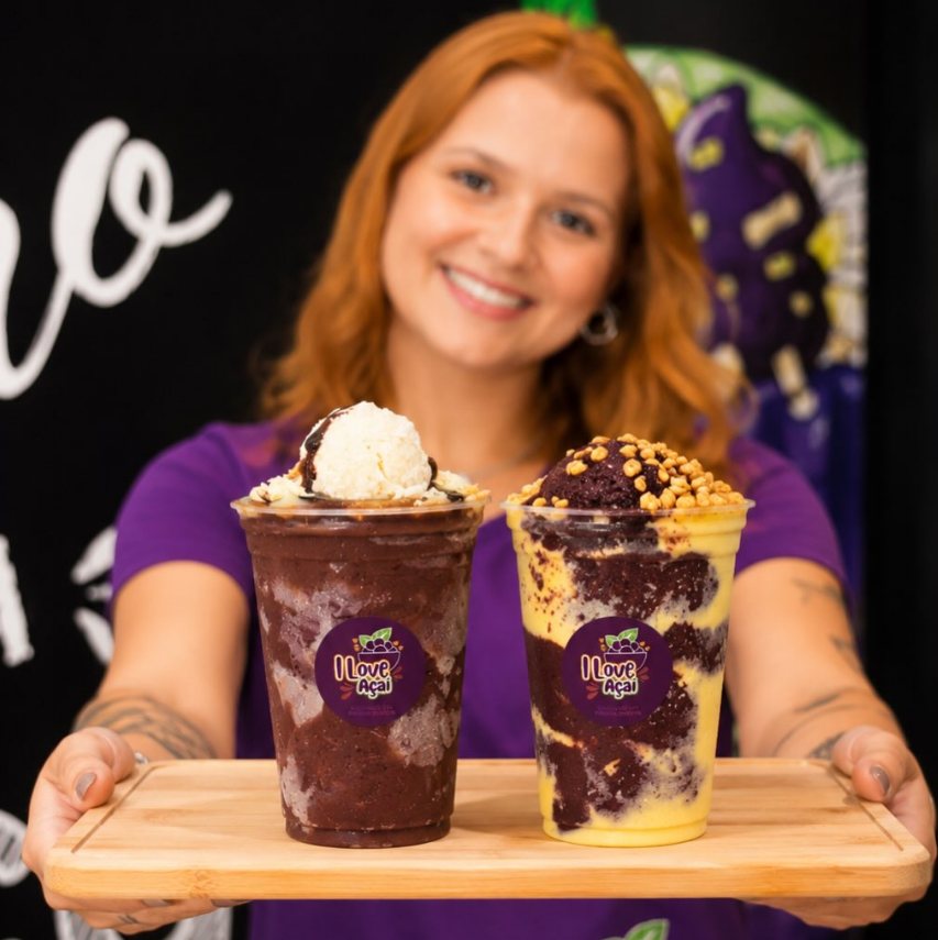 Copos individuais de açaí montados pela I Love Açaí